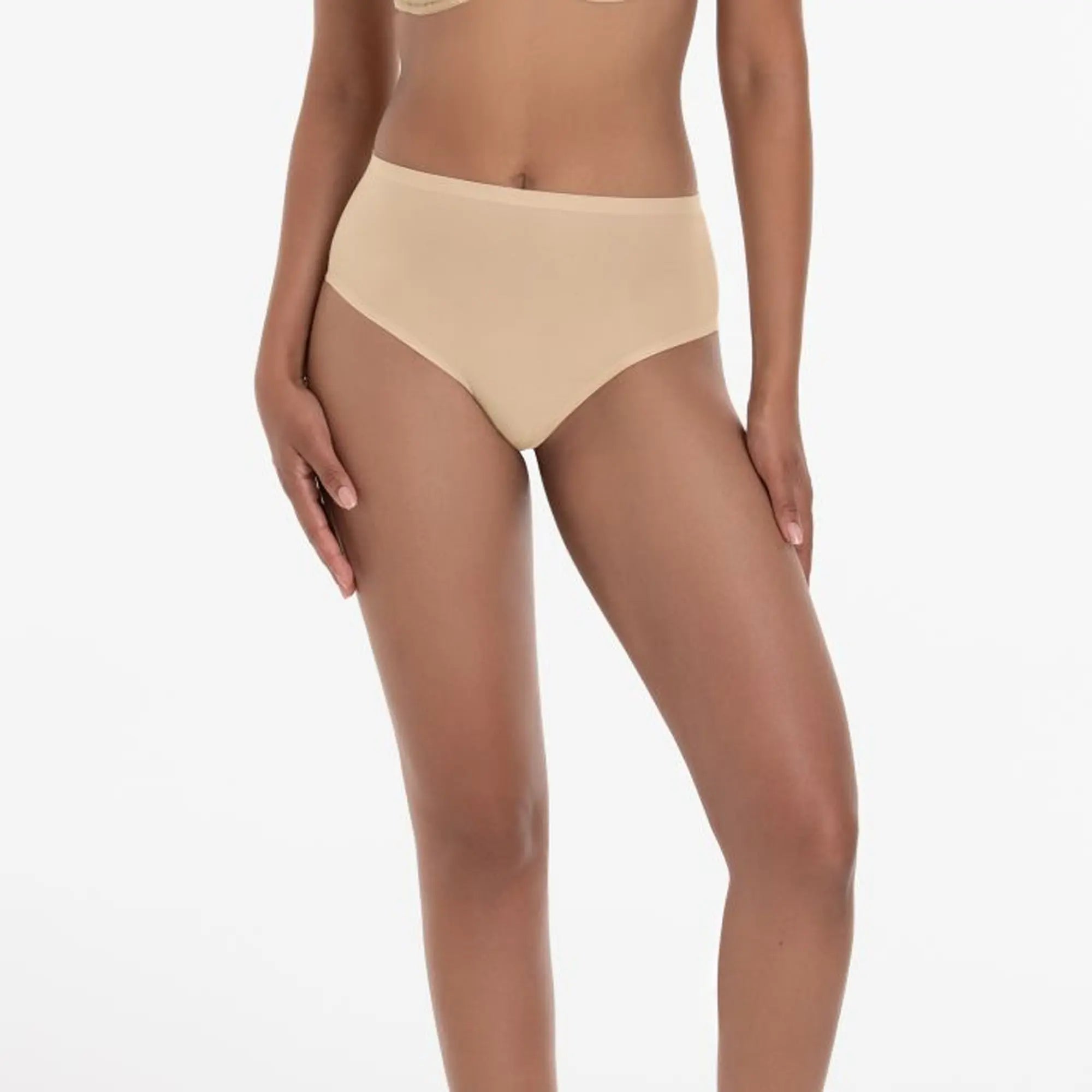 ESSENTIAL | String taille haute